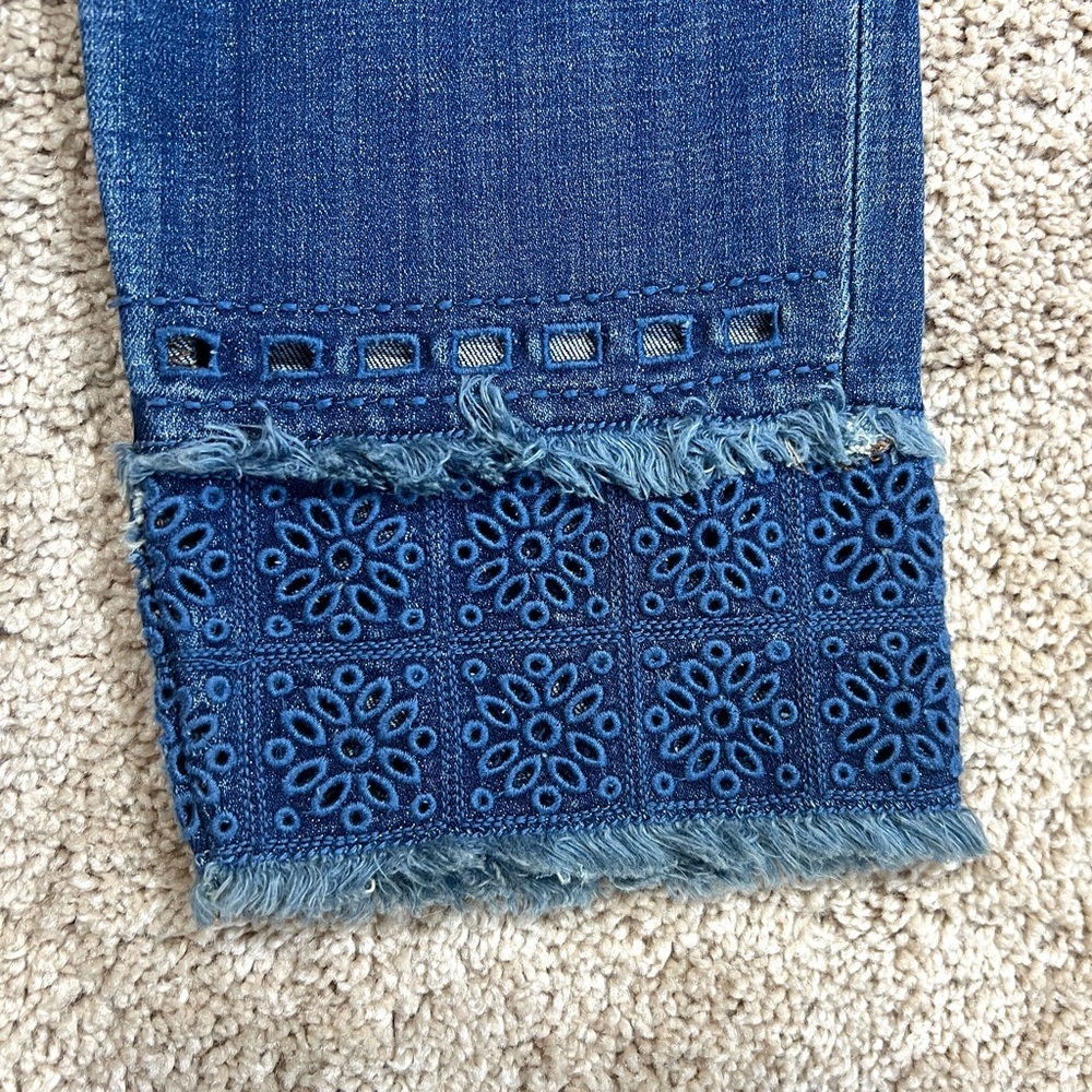 Chico’s Jeans Size 4 0 So Slimming Girlfriend Ankle Eyelet Hem Skinny slim New - Picture 9 of 10